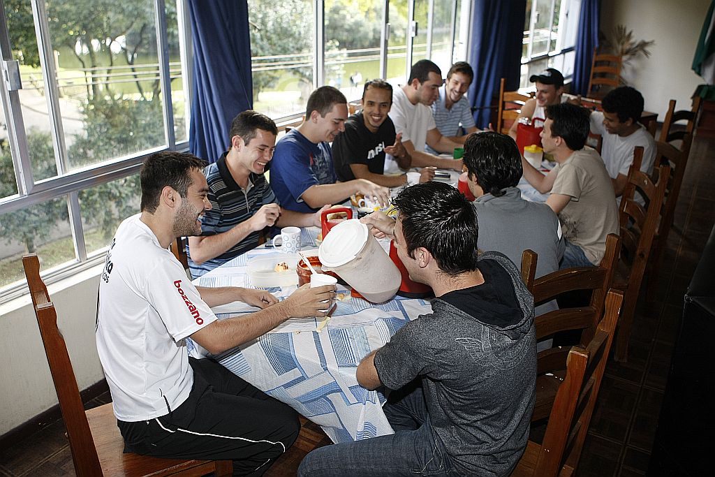 Café da manhã na Celu: camaradagem dá o tom nas relações entre os moradores | Aniele Nascimento/Gazeta do Povo