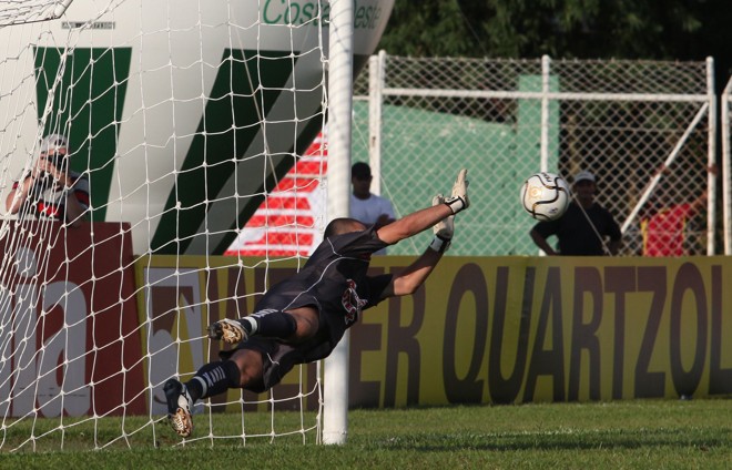 Juninho evita empate do Toledo ao pegar cobrança de Leandro Bocão. Resultado livrou o Rio Branco da degola |