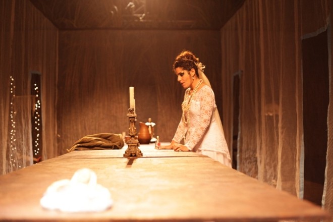 Dona Senhorinha encara, passiva, as traições do marido com adolescente | 