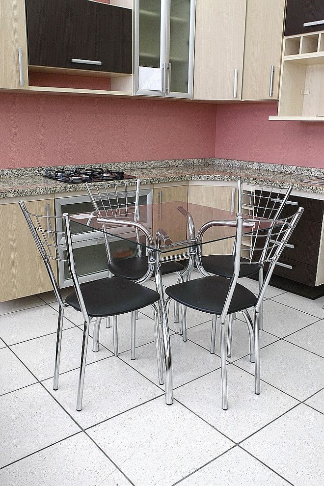 Mesa Brigatto, na Movobel, com tampo de vidro e base cromada. Para quatro lugares com tamanho de 80cm por 80 cm. Preço: R$ 798 | 