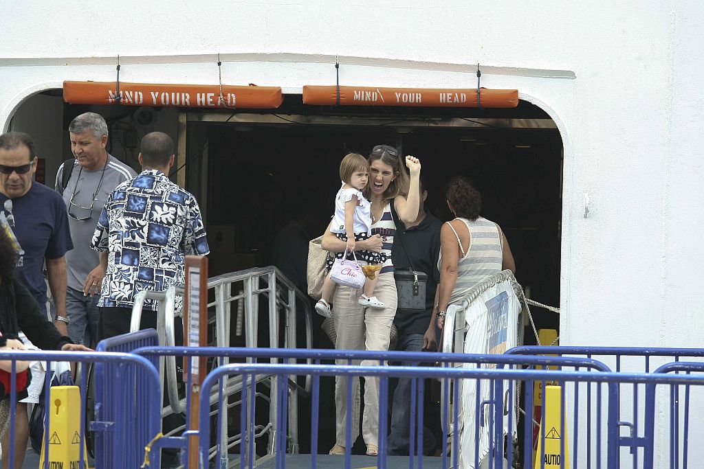 Passageiros deixam o Vision of the Seas, em Santos: Anvisa suspeita que houve intoxicação alimentar, mas resultado de exames ainda não saiu | Moacyr Lopes Júnior/Folha Imagem