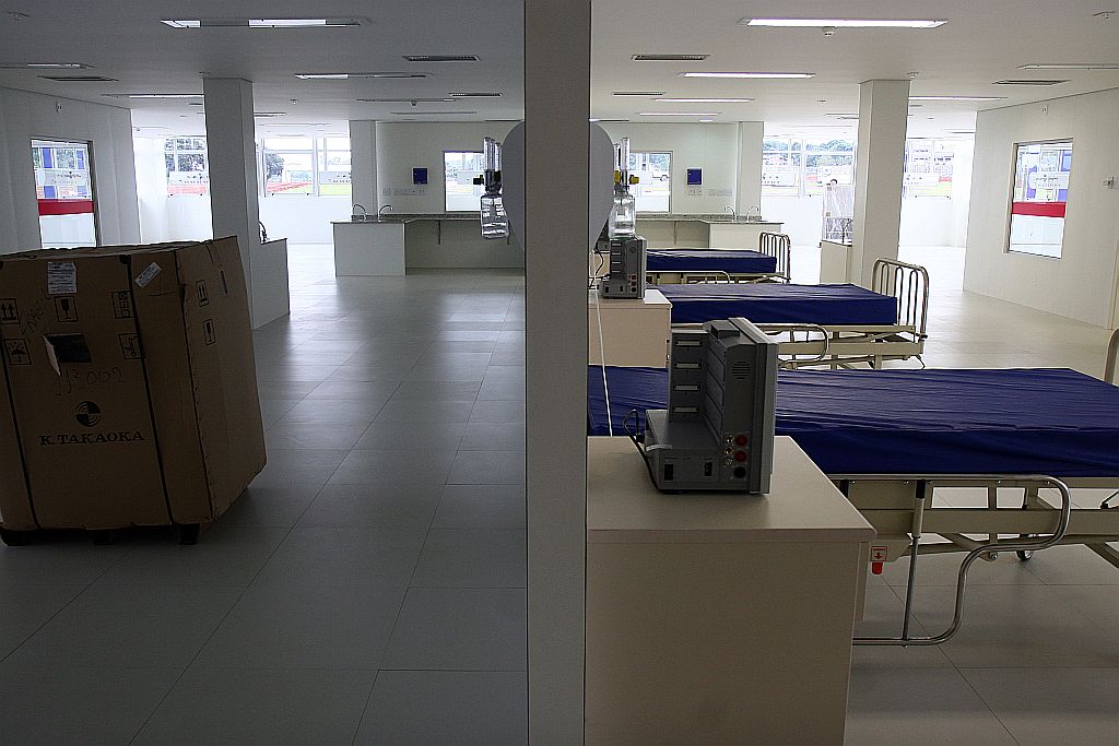 Obra incompleta: leitos do Hospital Regional de Ponta Grossa, ao lado de caixa de equipamentos a serem instalados | Henry Milleo/ Gazeta do Povo