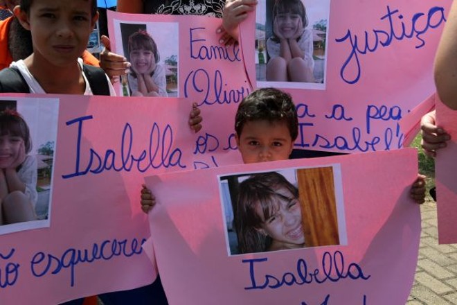 Manifestação em frente ao fórum onde ocorre o julgamento, em São Paulo: fotos de Isabella espalhadas por cartazes |