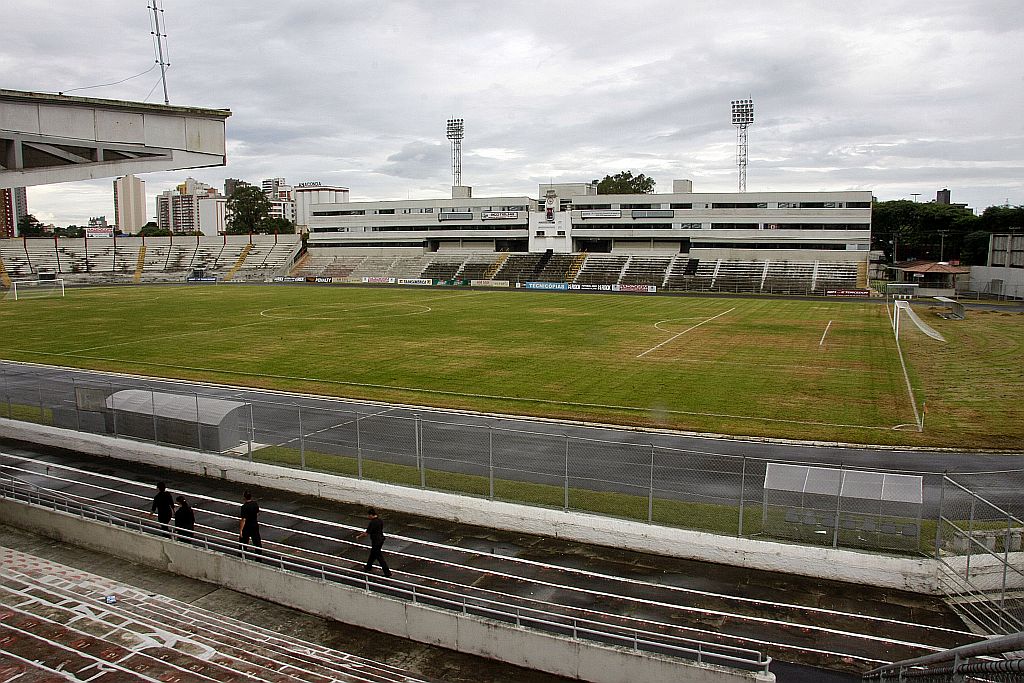 Sem trabalho: falta de pontualidade do clube no pagamento de salários chegou à situação extrema ontem, quando os jogadores se negaram a treinar no Durival Britto | Daniel Derevecki/ Gazeta do Povo