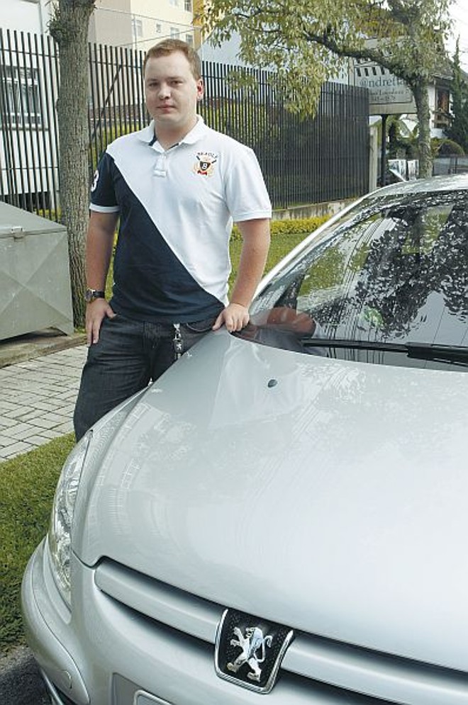 Emmanuel Rodrigues Leite, com o carro danificado pela inundação: três vistorias para que a seguradora aprovasse o conserto |