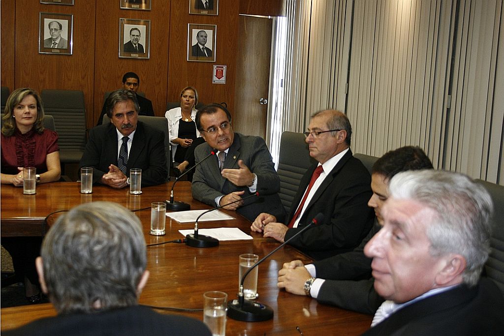 O presidente da OAB-PR, Luiz Cláudio Glomb (à esq. ) e o ex-presidente da instituição (ao centro) Alberto de Paula Machado: reunião com Paulo Bernardo para tratar de Tribunal Regional Federal no Paraná | Ilkens Souza/ Ministério do Planejamento