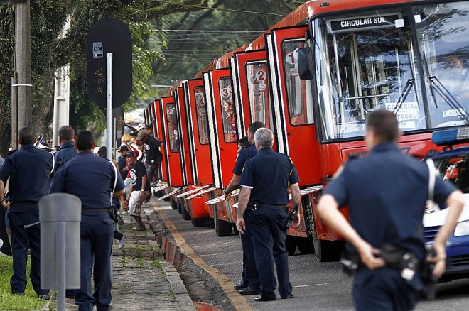 Torcida do Atlético chega em ônibus escoltado: pequenas confusões foram controladas | 