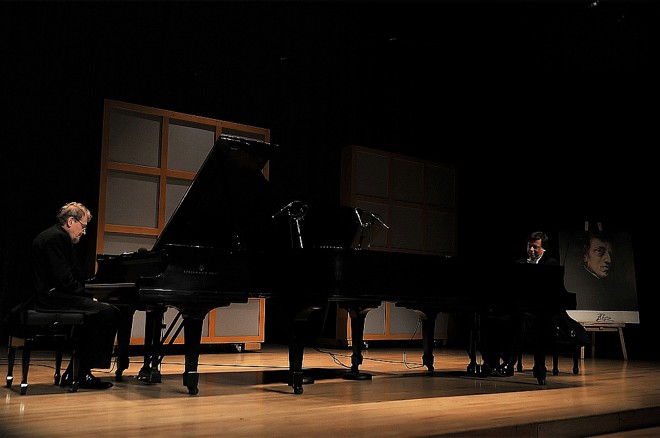 Adam Makowicz e Krzysztof Jablonski, que por meio de diálogos musicais e improvisações, irão relembrar a obra de Frédéric Chopin |
