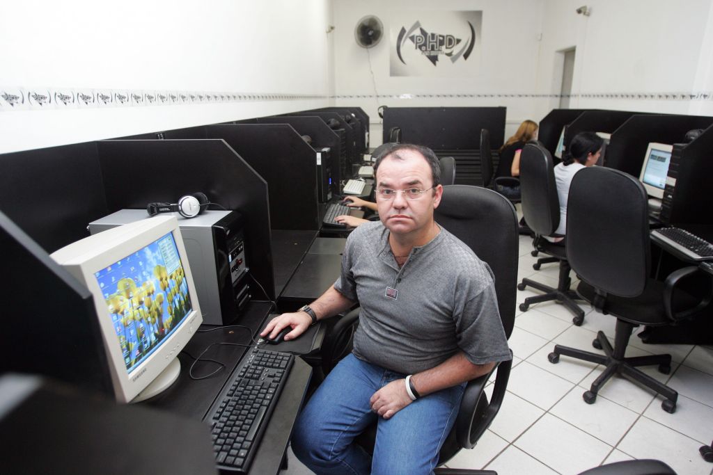 A lan house em que Edson Becker trabalha ainda não cadastra todos os clientes: Eu imaginava que ainda faltava o governador sancionar | Hedeson Alves/Gazeta do Povo