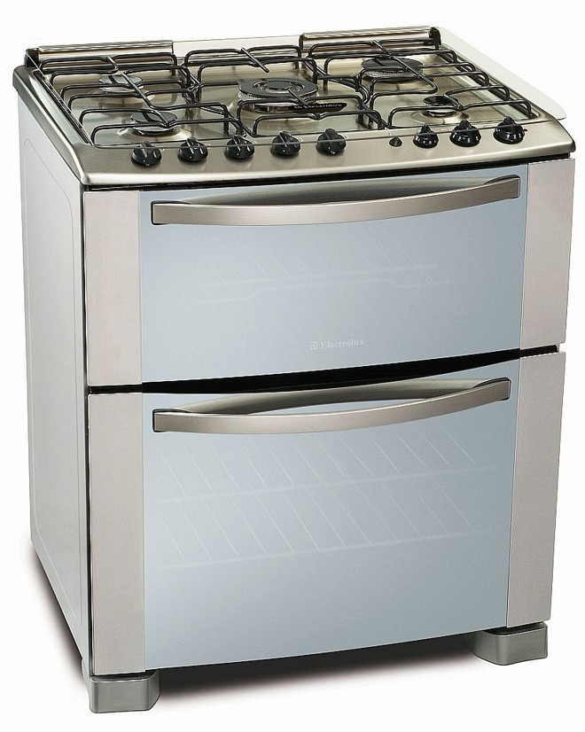 Com duplo forno, o Celebrate da Electrolux tem cinco bocas dispostas em uma mesa vitrocerâmica para facilitar a limpeza. Preço sugerido: R$ 3.199 | 