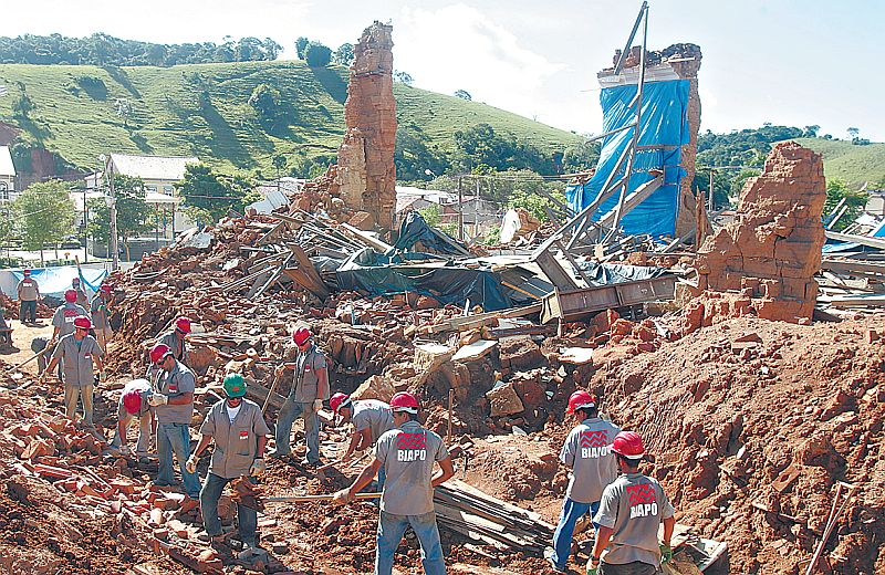 Escombros da igreja matriz, destruída pelas chuvas, serão palco de missas e da encenação da Paixão de Cristo | José Patrício/AE