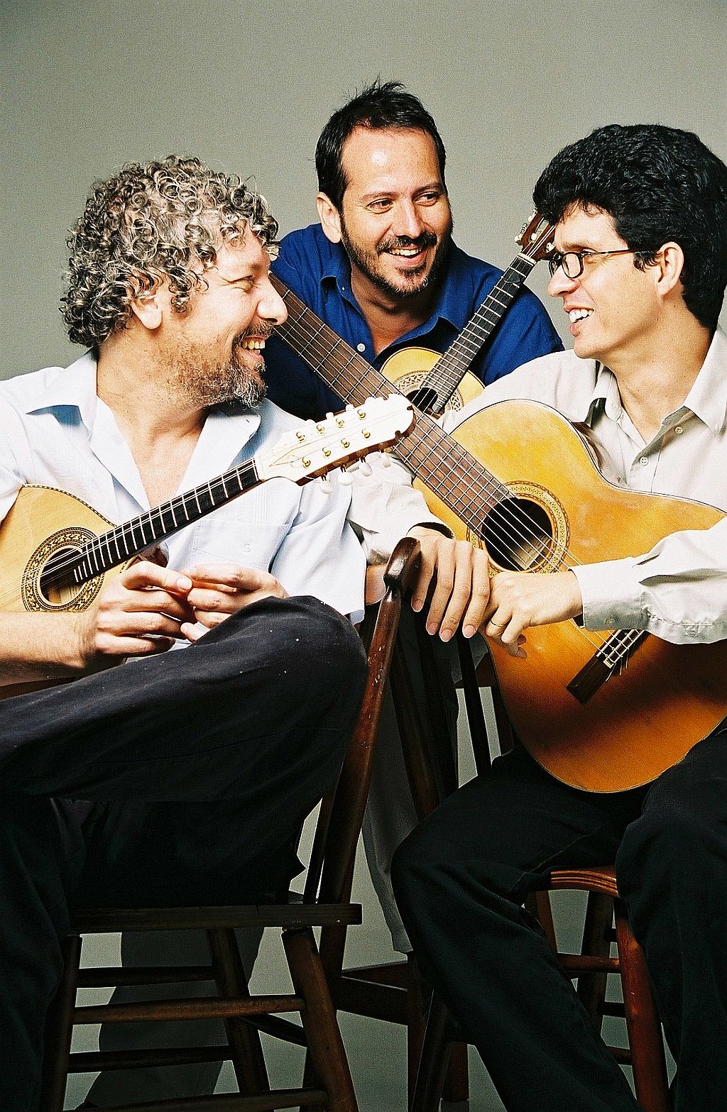 Pedro Amorim (esq.), Alessandro Valente e Caio Cezar: trio de cordas formado em 2003 relê obras de um dos mestres do violão no Brasil | Divulgação