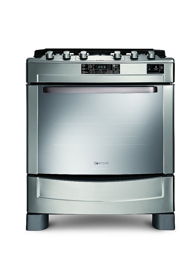 O fogão da Linha Gourmand da Brastemp permite o cozimento a vapor no forno, para o preparo de pratos saudáveis. Tem ainda chapa grill e variadas potências de chama. Preço sugerido: R$ 3.299 | 