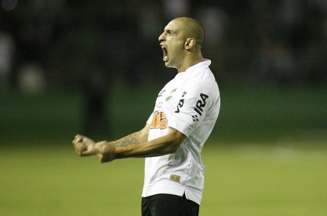 Ariel foi o personagem do jogo, mesmo estando em campo por treze minutos. Foi dele o gol da vitória Coxa |