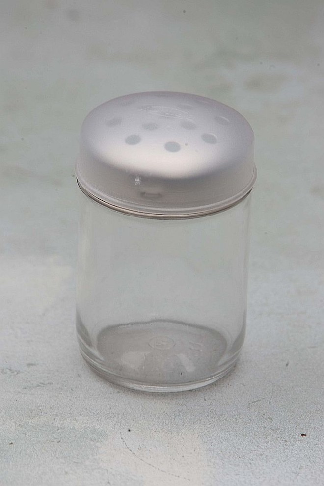 Porta condimentos de vidro e inox com tampa protetora. Ideal para queijo e temperos como o orégano. Custa R$ 21, na Freezer Point |