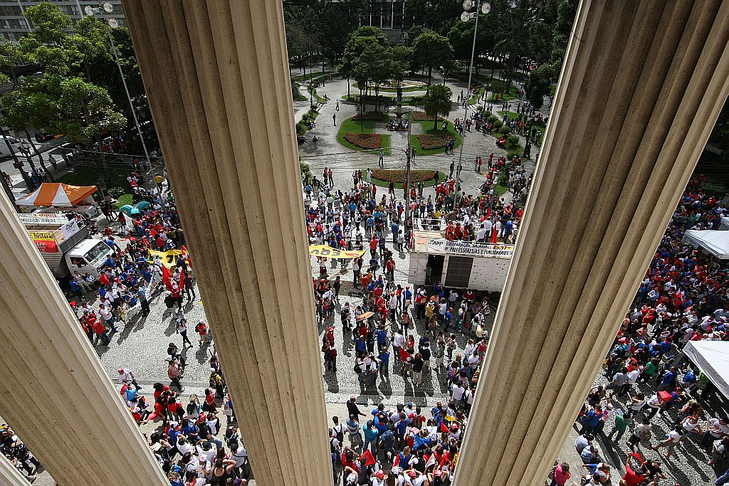 Manifestação dos professores no centro de Curitiba reuniu 5 mil pessoas e começou na Praça Santos Andrade | Priscila Forone/Gazeta do Povo