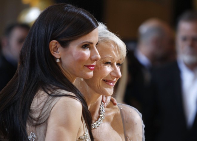 As atrizes Sandra Bullock e Helen Mirren posam juntas no tapete vermelho |