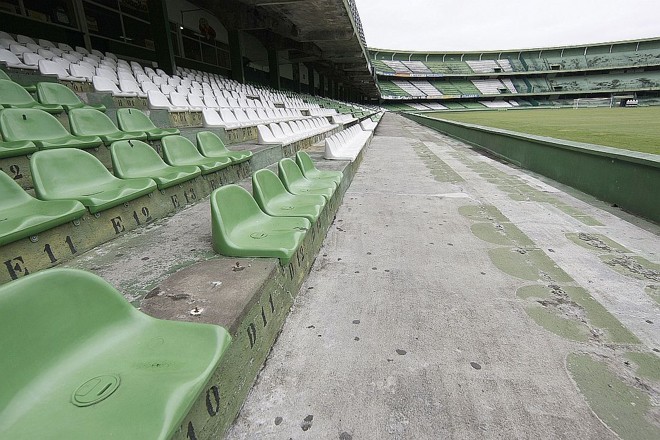 A perda de 30 mandos de jogo do Couto Pereira será reavaliada na quinta-feira | Valterci Santos/ Gazeta do Povo