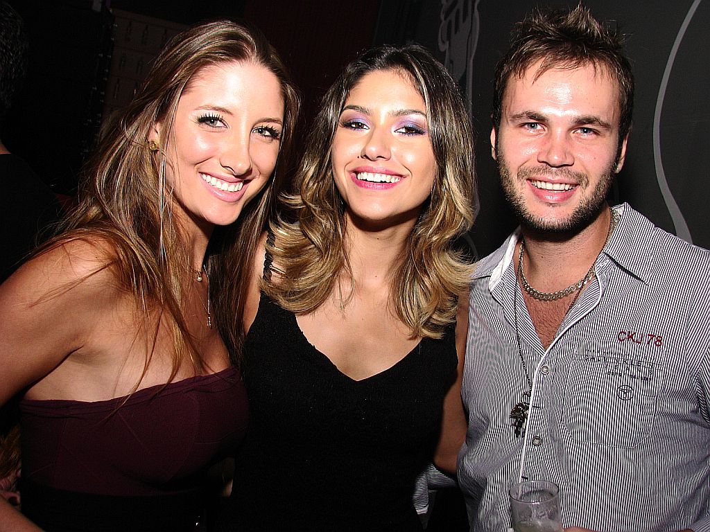 De visual pós-BBB, Tessália Serighelli (ao centro) foi conferir o show da banda Farofa Carioca na Momentai Music & Fun, na última sexta. Thiago Pissaia, um dos sócios da casa, e sua amiga Débora Splenger receberam a bela | Felipe Cruz