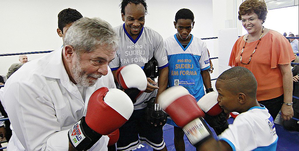 Lula boxeador: "olha aqui Dilma o que se faz com os tucanos". | Ricardo Stuckert/Presidência
