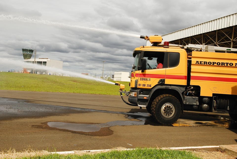 Maringá não poderá receber novos vôos enquanto o local não contar com dois caminhões de bombeiros, modelo AP2,exclusivamente preparado para combater incêndio de aeroportos | Fábio Dias - Agencia de Notícias Gazeta do Povo