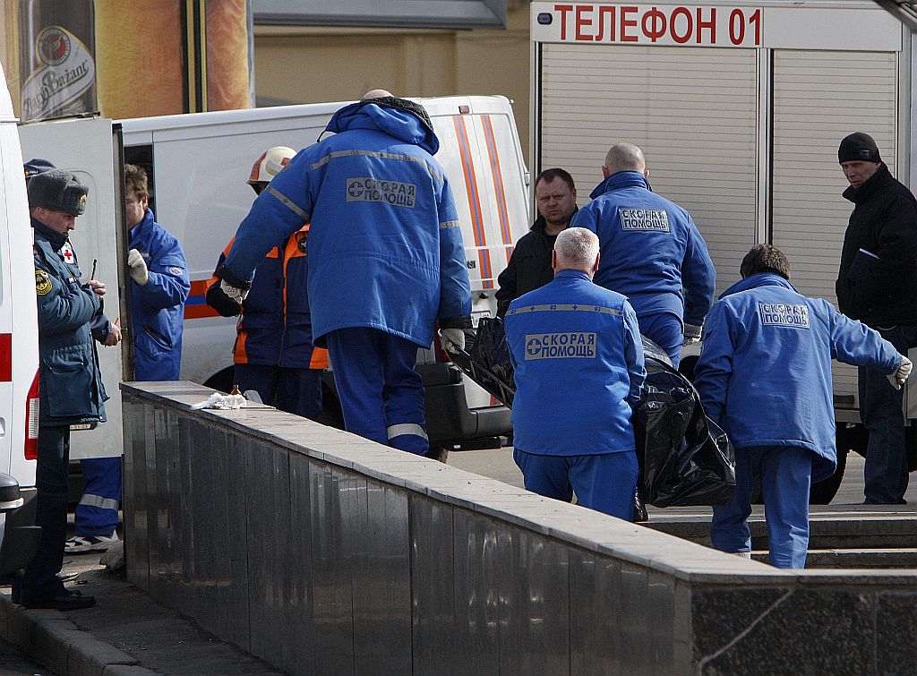 Socorristas retiram o corpo de uma das vítimas do atentado terrorista que deixou pelo menos 38 mortos em Moscou | Reuters