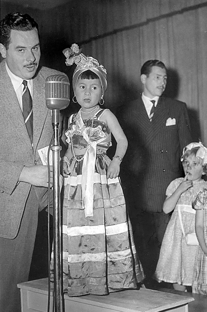 O radialista Aluizio Finzeto, apresentando uma pequena artista do Clube Mirim | 