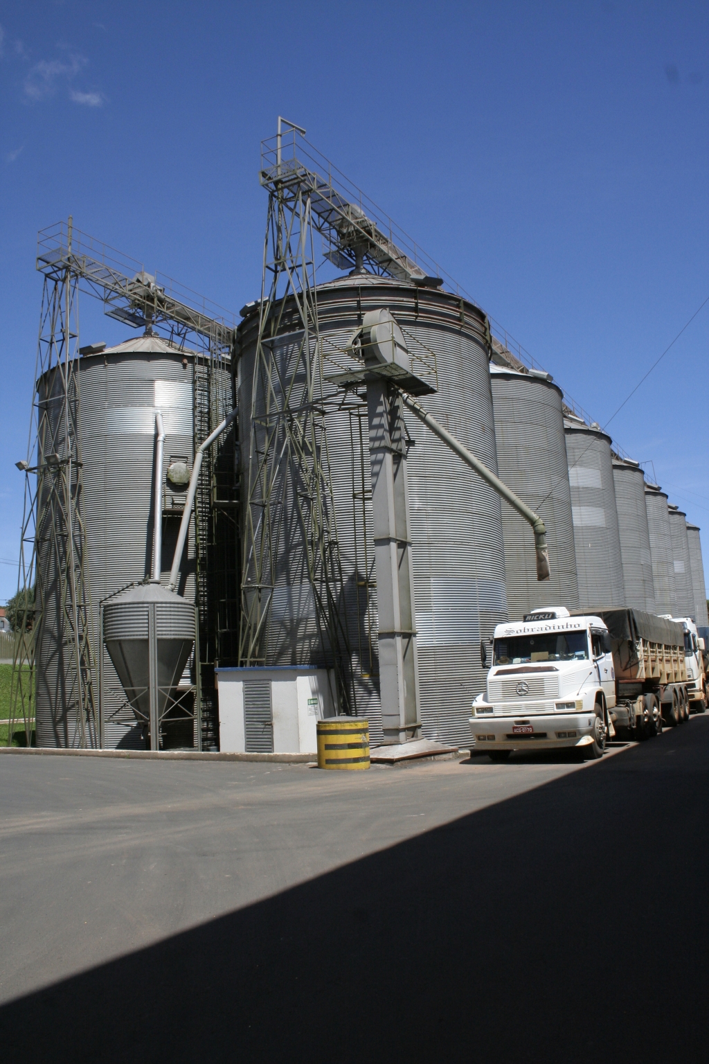 Silos da Batavo, em Carambeí: cooperativas puxaram investimentos em 2009 | Henry Milleo/ Gazeta do Povo