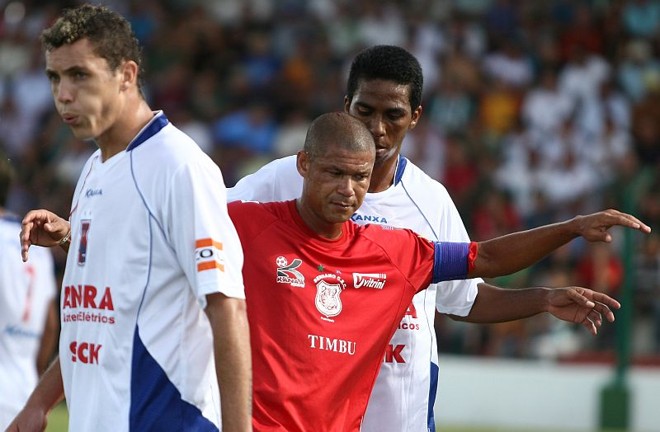 Zaga paranista teve cuidado com Renaldo: o atacante não conseguiu chutar uma bola em direção ao gol sem a interferência dos defensores | 