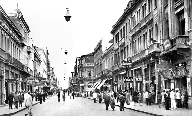 Footing na Rua XV de Novembro, na primeira quadra, em 1944 | 