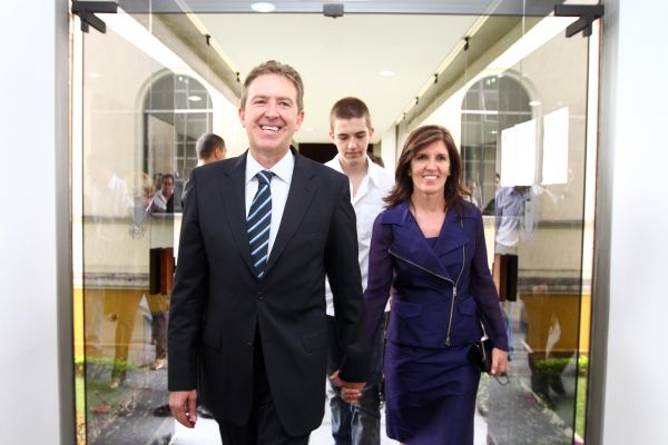 Após se tornar prefeito de Curitiba, Luciano Ducci deixa a Câmara Municipal com a mulher, Marry, e o filho Ricardo, estudante de medicina | Joel Rocha