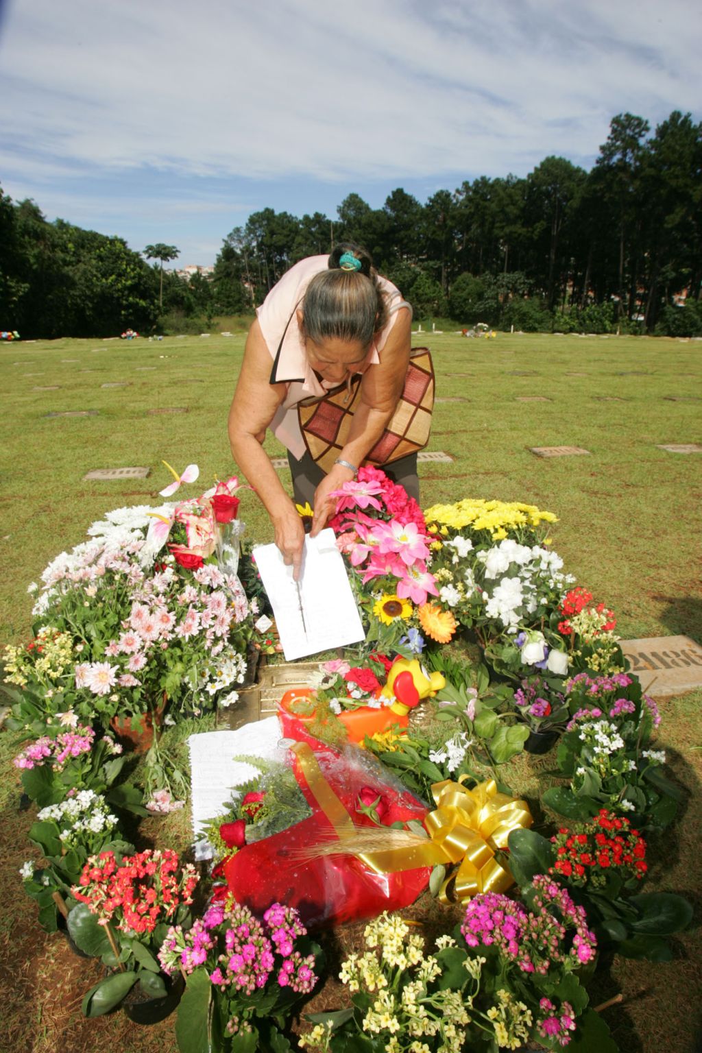 Mulher visita o túmulo de Isabella: morte completou dois anos ontem | José Luis da Conceição / AE