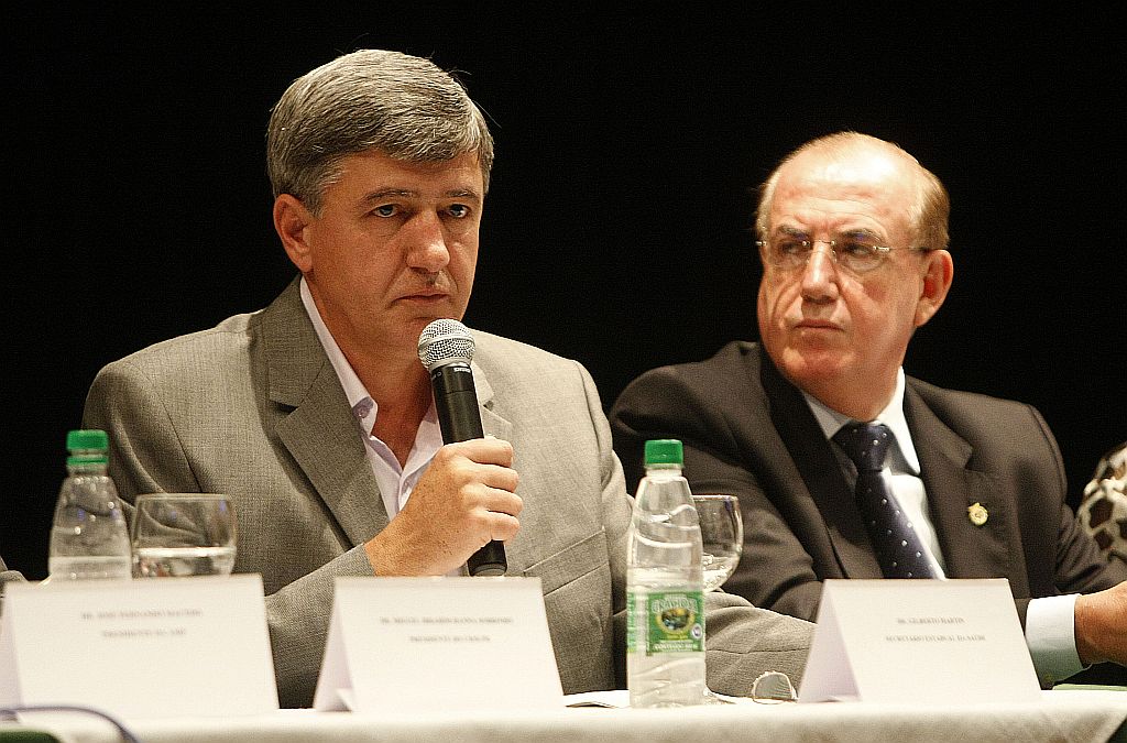 O secretário Martin (à esquerda) e Macedo, da AMP: preocupação com os mais pobres | Valterci Santos/Gazeta do Povo