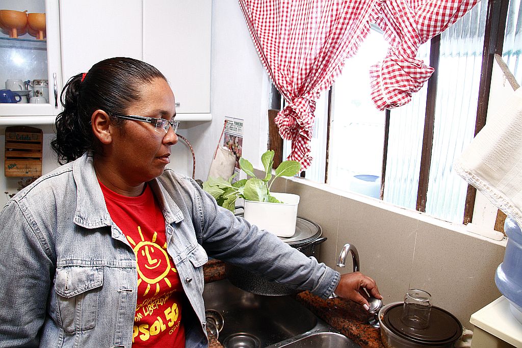 Cláudia Antônia Roberto, do Jardim Itaqui, em São José dos Pinhais: alguns moradores deu até águas de cava para os filhos | Daniel Derevecki/ Gazeta do Povo