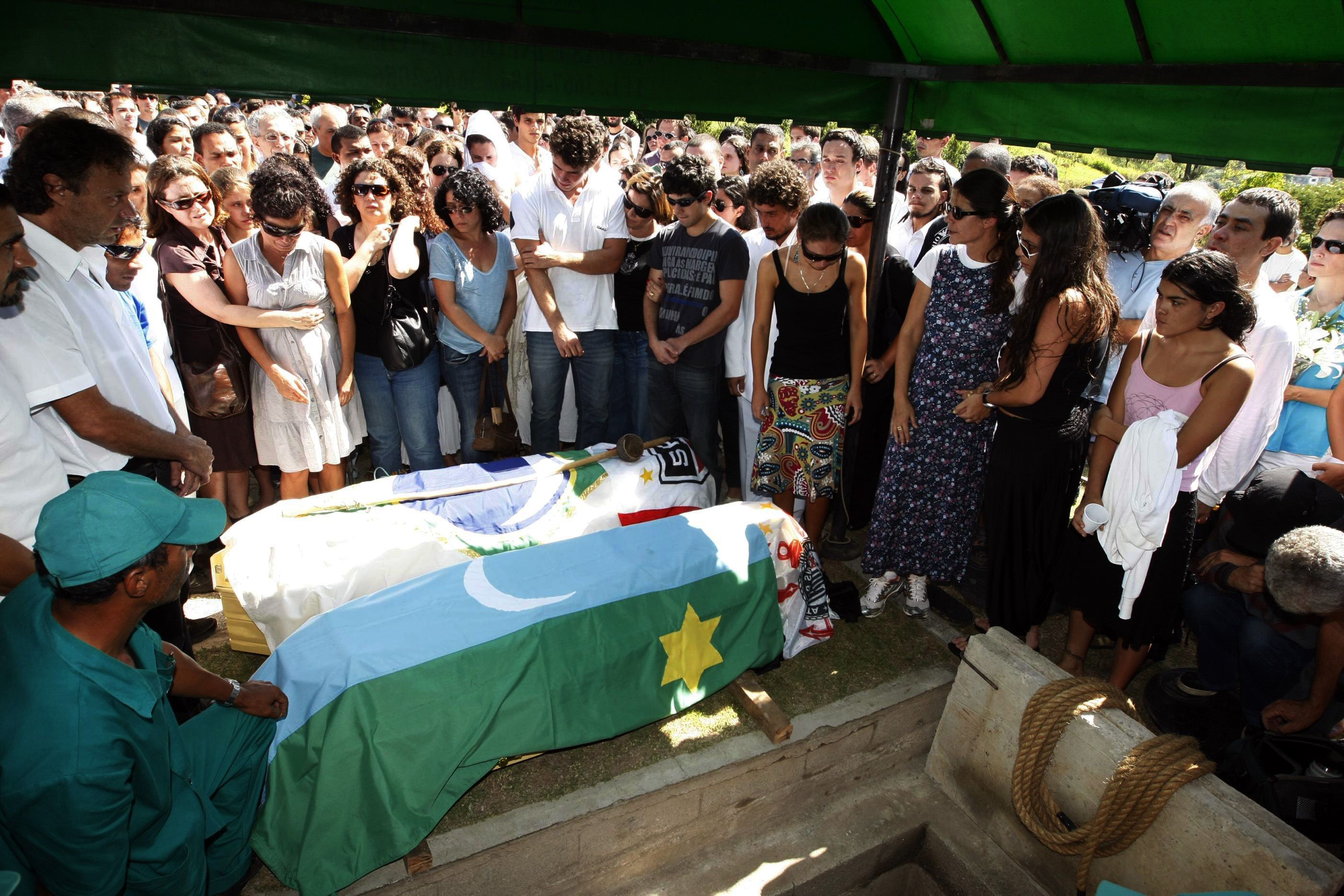 Amigos, parentes e seguidores da Igreja Céu de Maria, comunidade religiosa doSanto Daime, participaram da cerimônia. Os dois caixões também foram cobertos por bandeiras do Santo Daime. | Joel Silva - Folha Imagem