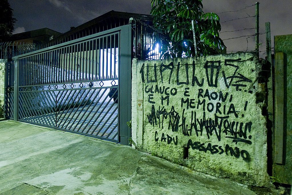 Pichação na casa onde morava o acusado do carime, em São Paulo: em memória de Glauco e Raoni | JB Neto/AE
