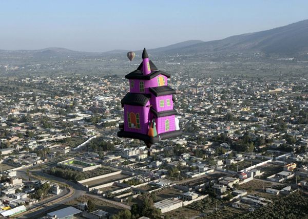 Balão com formato de castelo sobrevoa proximidades das pirâmides de Teotihuacan | Henry Romero/Reuters