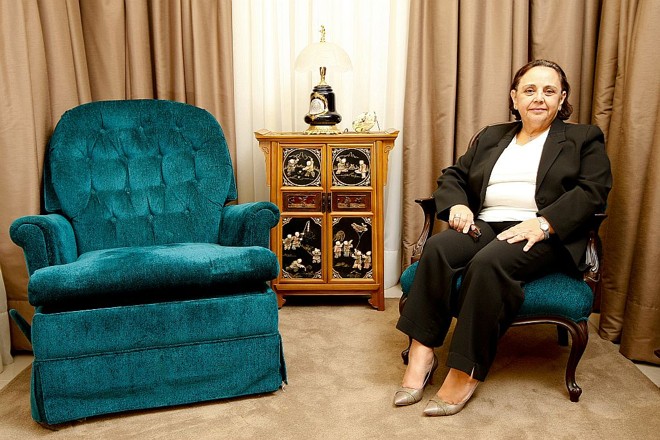 Elizabeth na poltrona clássica que reformou junto com outra dos anos 1970 | 