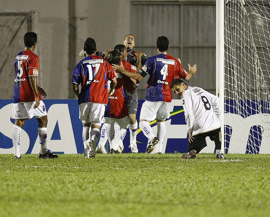 O goleiro Juninho é abraçado pelos companheiros após defender pênalti aos 38 minutos do 2º tempo. Eduardo Ramos chutou o chão e facilitou para o camisa 1 paranista | Pedro Serápio/ Gazeta do Povo