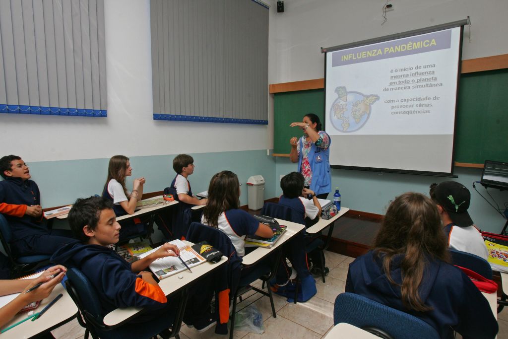Professora orienta alunos do Colégio Acesso, em Curitiba, sobre como se prevenir contra a gripe A. Segundo diretora pedagógica, alunos se descuidaram nas férias | Daniel Castellano/Gazeta do Povo