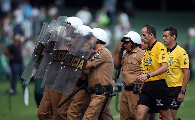 O árbitro Anderson Carlos Gonçalves teve atuação criticada pelas duas equipes | 
