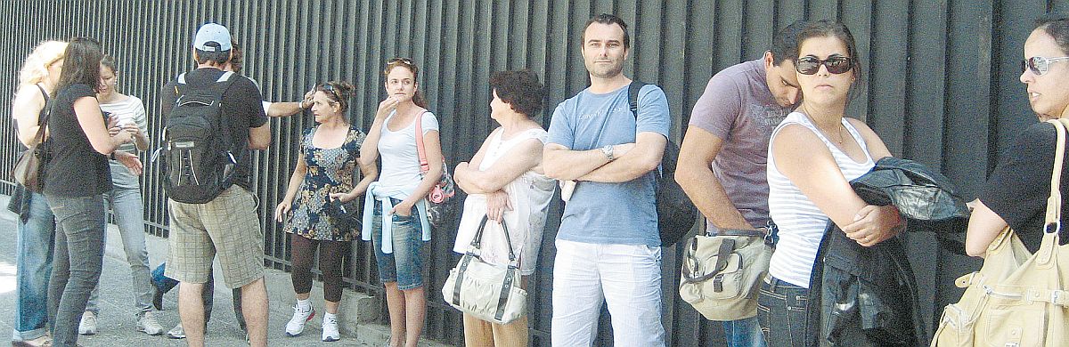 O paranaense Avonir Funes (de braços cruzados) passou horas na fila em frente da Embaixada Brasileira em Santiago, de onde saiu sem orientação | Elenice Glinski