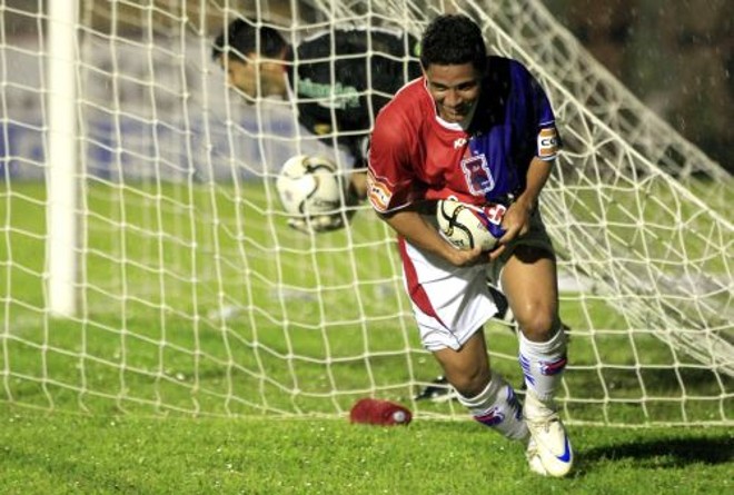 Em cobrança de falta perfeita, Pará comemora segundo gol do Tricolor na Vila | 