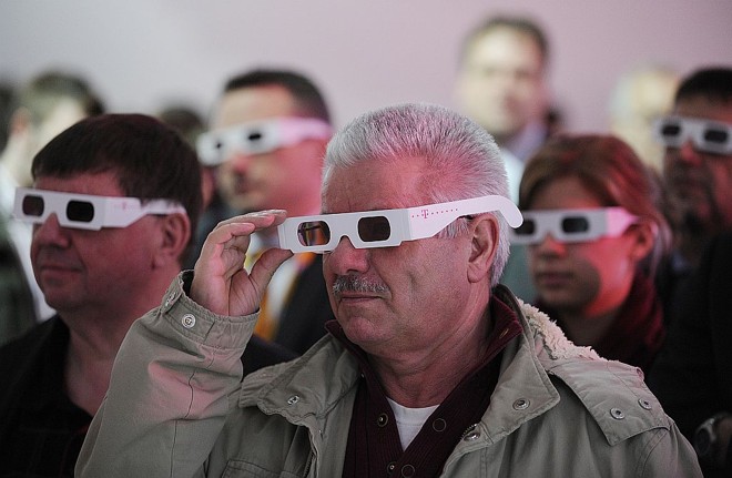 Espectadores assistem à demonstração de tevê 3D: próximo passo da tecnologia é atingir conteúdos armazenados em telefones celulares |