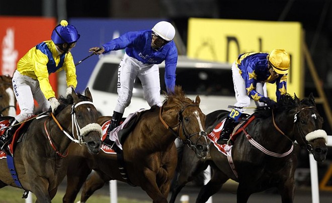 Glória de Campeão (D), montado por Tiago Pereira, lidera a Copa do Mundo de Turfe de Dubai |