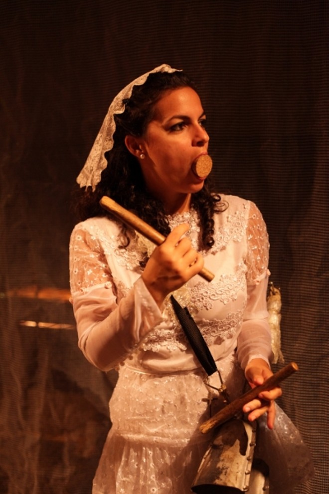 Glória, alvo da paixão de seu próprio pai, é expulsa do colégio interno | 