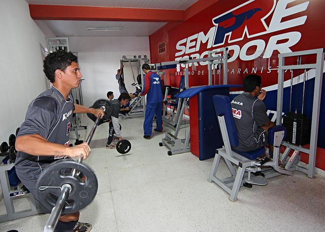 Pará, no último treino do Paraná antes da viagem ao Recife, segunda: lateral se machucou, abriu espaço para a improvisação de Diego Correia e voltou ao time como meia | Albari Rosa/ Gazeta do Povo