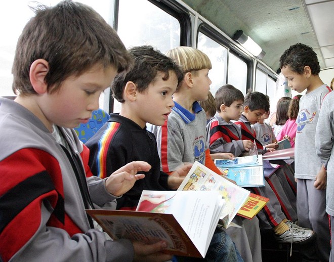 Crianças da rede de ensino de Apucarana em passeio de ônibus com leitura: modelo de educação integral | Edson Denobi