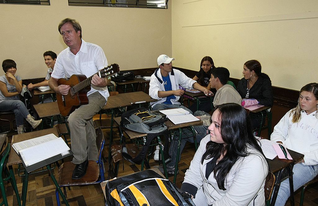 É importante que os alunos entendam a diferença entre o bem e o mal e que reflitam sobre valores. Esses temas são discutidos em aula e depois traduzidos em canções que ajudam a memorizar os principais conceitos. Jorge Prado, professor de filosofia do Colégio João Bettega | Pedro Serápio/Gazeta do Povo