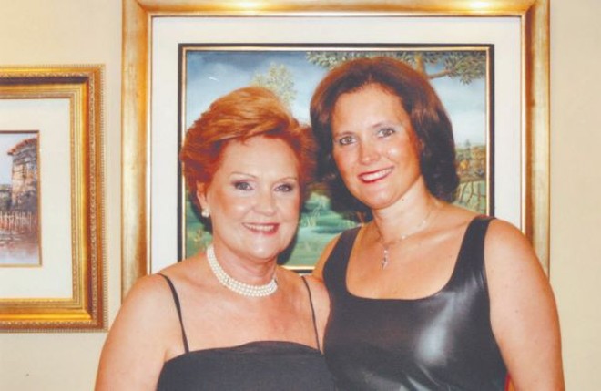 COMEMORAÇÃO AMIGA - Regina Maura Gasparetto Arnt, Sra. Ivo Arnt, comemorou aniversário reunindo amigas com agradável coquetel em seu apartamento. A aniversariante recebeu muitos elogios principalmente pelos docinhos, de famosa doceira de Ponta Grossa. Na foto, Regina (que é proprietária do Itayba Turismo, em Tibagi), ao lado de sua filha Lúcia |